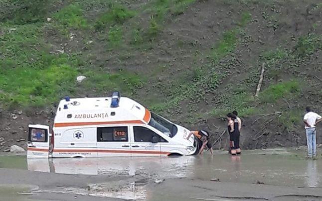 O ambulanță a rămas împotmolită în râu! Medicii se deplasau către o femeie care a încercat să se sinucidă