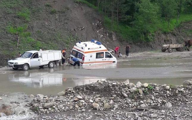 O ambulanță a rămas împotmolită în râu! Medicii se deplasau către o femeie care a încercat să se sinucidă