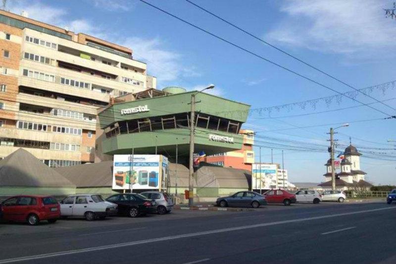 "Șapca lui Ceaușescu" se vinde cu un preț colosal. Clădire plină de fumul țigărilor Mărășești și de suc Cico