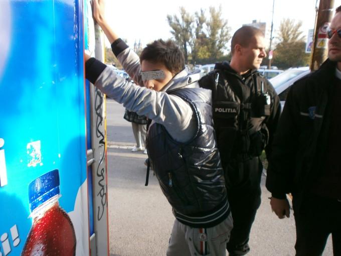 Cine este tânărul care a iscat un scandal monstru într-o școală! Adolescentul și-a ieșit din minți când profesorul i-a atras atenția asupra absențelor