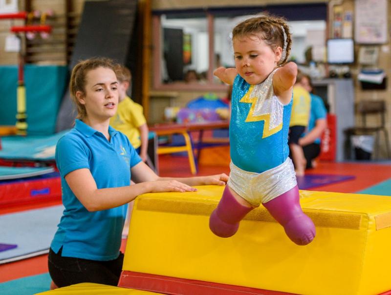 A rămas fără mâini și picioare înainte să împlinească un an. I le-a furat o boală cumplită. Astăzi, micuța este un exemplu de ambiție