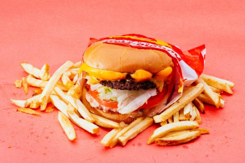 Mănânci fast-food? Iată ce se întâmplă  cu organismul tău dacă renunți la mâncarea procesată