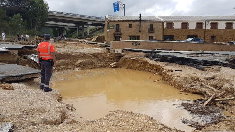 Inundații în nordul Spaniei. Trupul unui bărbat a fost găsit într-o mașină luată de ape