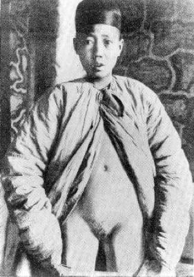 Mâncau cenușă, își scoteau intestinele și se castrau. Cele mai bizare practici care preamăreau prietenia, supunerea și onoarea!