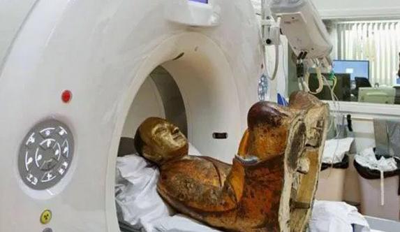 Descoperire macabră! În interiorul unei celebre statui se află scheletul unui om!