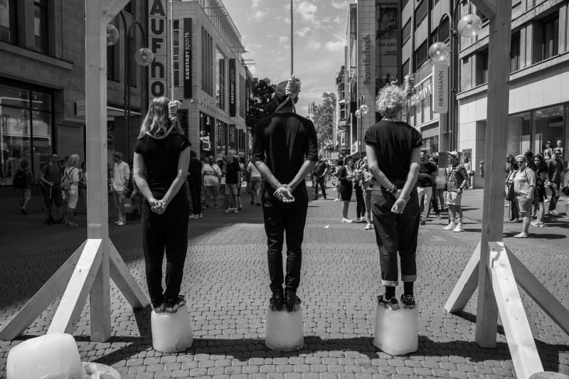 Trei tineri și-au pus ștreangul de gât în centrul orașului! Sute de oameni au privit înmărmuriți. Totul s-a transmis pe Facebook!