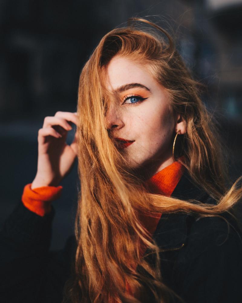 Dacă ai ochii albaștri trebuie să știi asta! Ce culoare de păr ți se potrivește