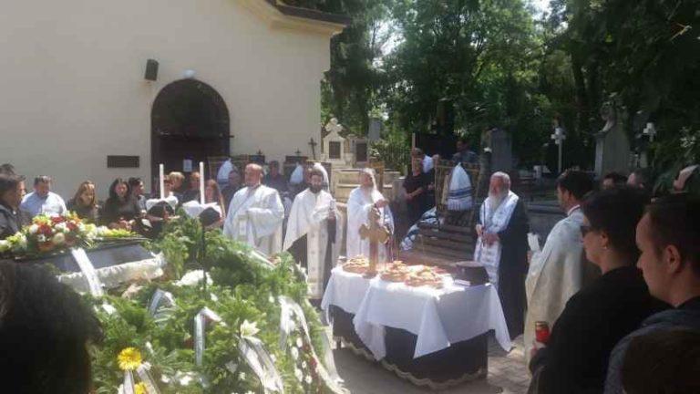 Mama și fiul morți în Grecia au fost înmormântați. Rămas fără familie, a strigat lângă sicrie: "Oana, iubita mea, nu mă lăsa!"