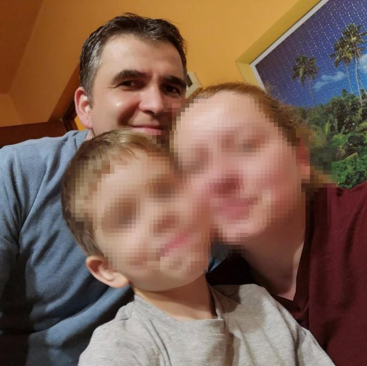 Mama și fiul morți în Grecia au fost înmormântați. Rămas fără familie, a strigat lângă sicrie: "Oana, iubita mea, nu mă lăsa!"