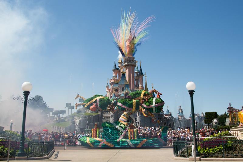 Acum 64 de ani, Walt Disney a creat universul copilăriei... La scurt timp, Disneyland urma să devină gigantul divertismentului!