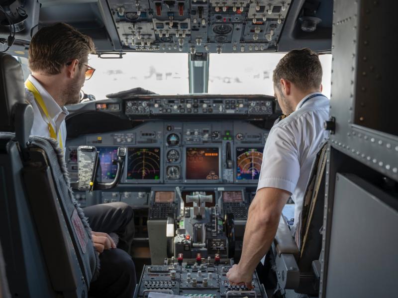 Școala de aviație, râvnită de români. Cât este salariul unui pilot și al unei stewardese