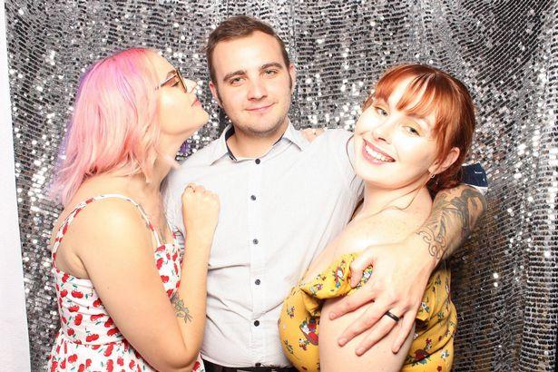 Au fost la un pas de divorț, dar o tânără lipsită de inhibiții le-a salvat căsnicia! Cei trei locuiesc împreună și se pregătesc de nuntă