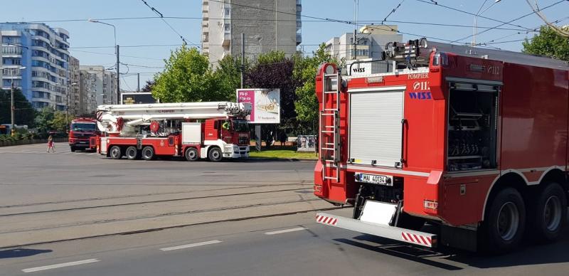 Incendiu puternic în București! Un restaurant a luat foc! Cinci autospeciale au intervenit (FOTO)