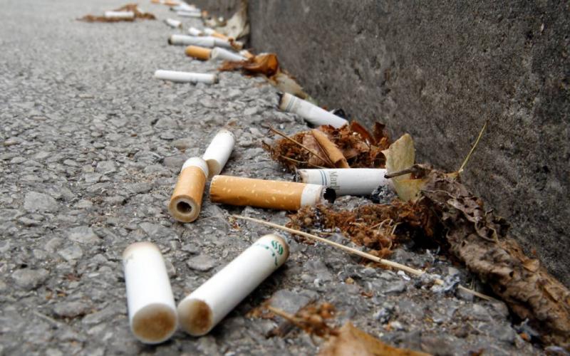 Mucurile de țigară, amenințare pentru cei din jur! Ce efect periculos produc după aruncare
