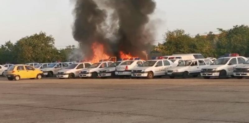 Incendiu în faţa unei secţii de poliţie din Constanţa