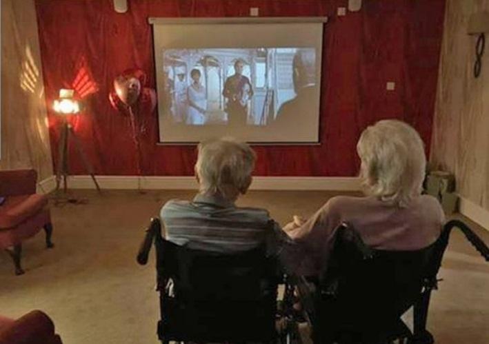 „Vă rog, vreau să o mai sărut o dată!”. Un bunic a emoționat o lume întreagă cu ultima lui dorință, după 66 de ani în care a iubit aceeași femeie - Foto