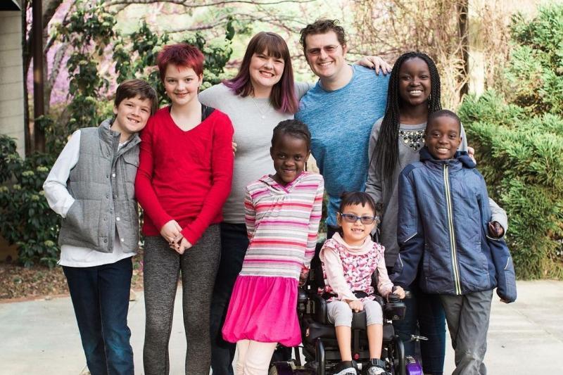 Un tată a murit subit, după ce a fost lovit de un val, în timp ce se juca cu trei copii! Soția lui, devastată: ”N-ar fi trebuit să-i spun adio!”