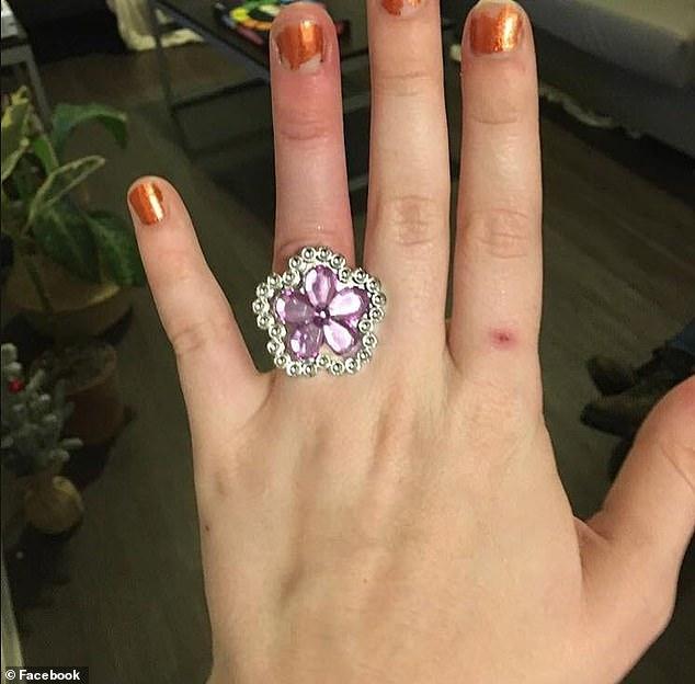 S-a lăudat că inelul ei costă cât o casă, dar i-a scăpat un detaliu crucial! Oamenii au taxat-o imediat: „Cred că ai o reacție alergică la hidoșenia aia”