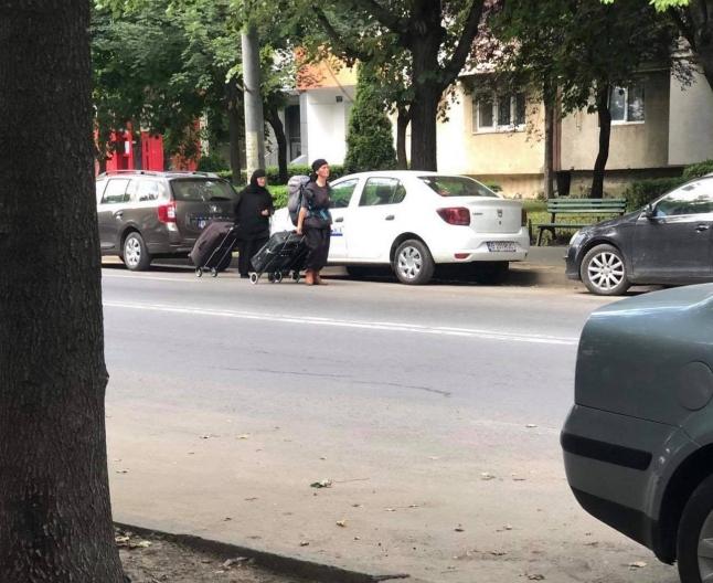 Două măicuțe au terorizat locuitorii din Vaslui. Au împins un bărbat pe șinele de cale ferată și au bruscat o femeie