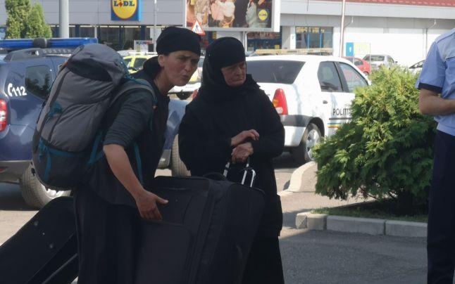 Două măicuțe au terorizat locuitorii din Vaslui. Au împins un bărbat pe șinele de cale ferată și au bruscat o femeie