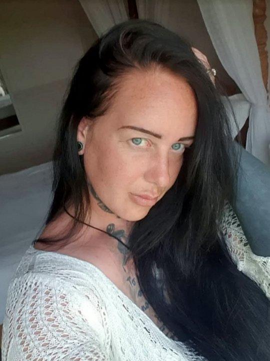 Și-a cumpărat o fustă de pe Internet, dar a avut un șoc când a încercat s-o probeze: „Pe site scrie că e pentru femei!”