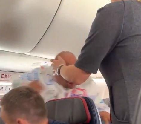 O femeie și-a lovit iubitul cu laptopul în cap pentru că acesta se uita după o altă femeie în avion - VIDEO