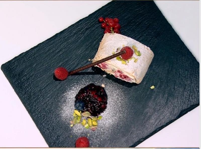 Desertul de senzație al verii! Ruladă din foaie de bezea cu zmeură și sos de afine