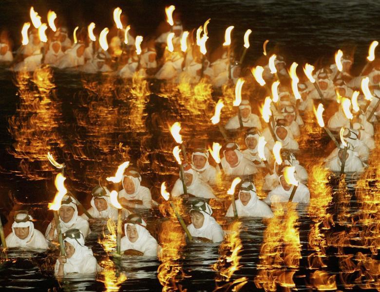 Au între 60 și 80 de ani și se scufunda la adâncimi impresionante în ocean pentru a-și întreține familiile! Se luptă, fac expediții, explorează zone necunoscute  pentru a supraviețui.