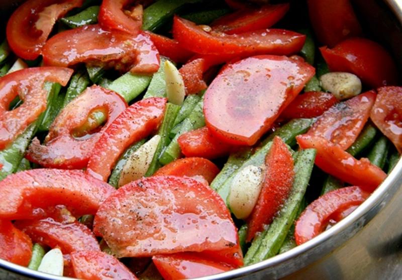 Mâncare de fasole verde cu ceapă și roșii. Rețetă inspirată din bucătăria turcească
