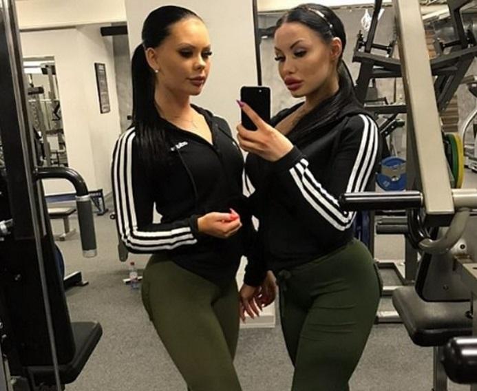 Sunt cele mai bune prietene și fac totul ca să arate ca două păpuși Barbie identice! „Ni se spune că eram mai drăguțe înainte, dar nu ne pasă” – Foto