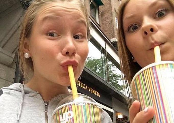 Sunt cele mai bune prietene și fac totul ca să arate ca două păpuși Barbie identice! „Ni se spune că eram mai drăguțe înainte, dar nu ne pasă” – Foto