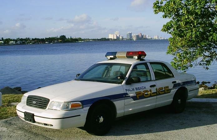 Un bărbat din Florida a fost arestat după ce a urinat pe o mașină de poliție