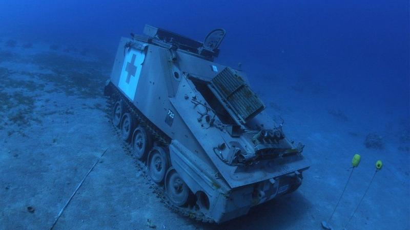 Un muzeu subacvatic a fost inaugurat în Iordania. Vehiculele militare imită o formație de luptă