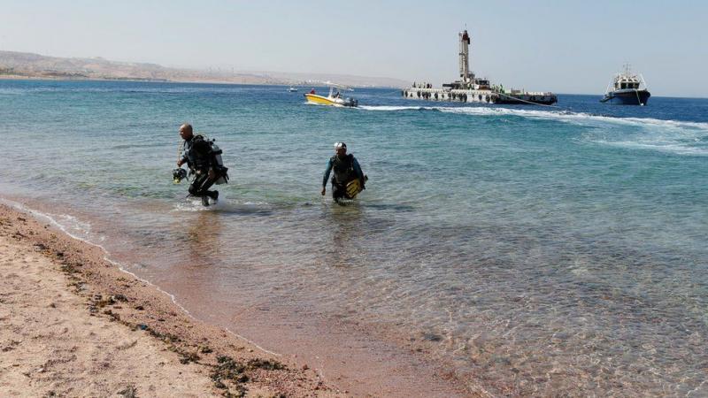 Un muzeu subacvatic a fost inaugurat în Iordania. Vehiculele militare imită o formație de luptă