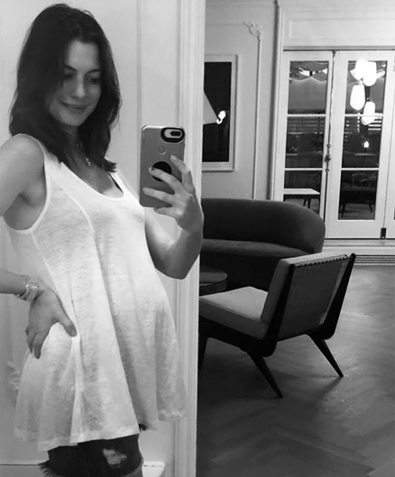 Actrița Anne Hathaway e însărcinată cu al doilea copil! Vedeta și-a etalat burtica: ”Nu e pentru film!”