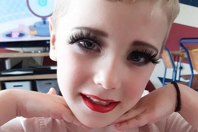 „Fiul meu adoră să se machieze și poartă doar rochițe”! Mama își încurajează copilul să își asculte inima, nu regulile impuse de alții