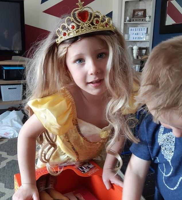 „Fiul meu adoră să se machieze și poartă doar rochițe”! Mama își încurajează copilul să își asculte inima, nu regulile impuse de alții