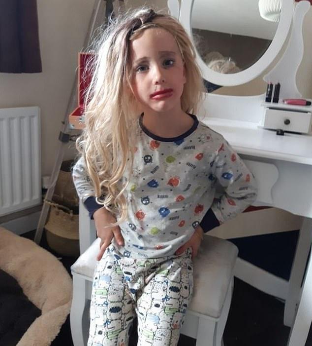 „Fiul meu adoră să se machieze și poartă doar rochițe”! Mama își încurajează copilul să își asculte inima, nu regulile impuse de alții