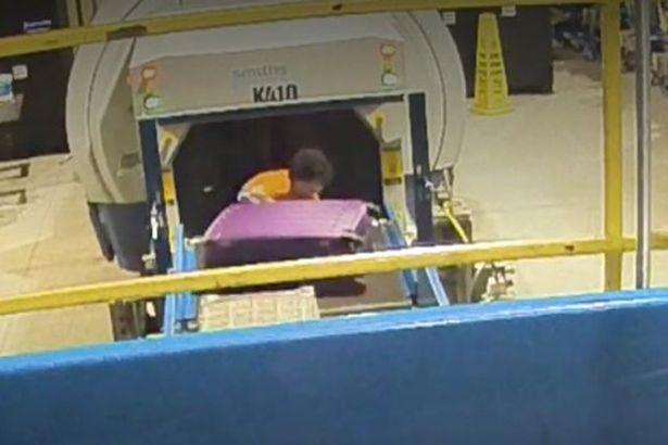 Clipe de teroare în aeroport, pentru o mamă! Și-a lăsat copilul în vârstă de doi ani nesupravegheat, iar ce a urmat a îngrozit-o! Video