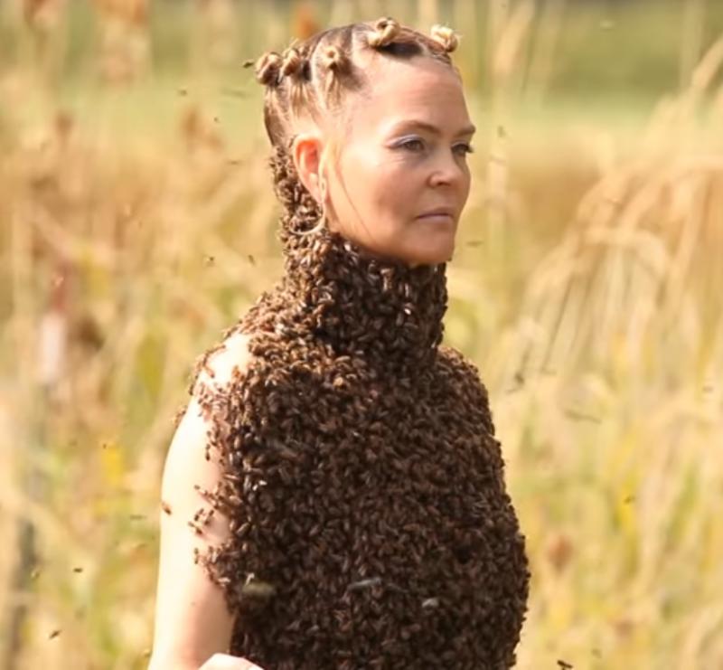VIDEO! Cea mai curajoasă femeie din lume dansează cu 10.000 de albine pe ea. Niciuna nu o înțeapă