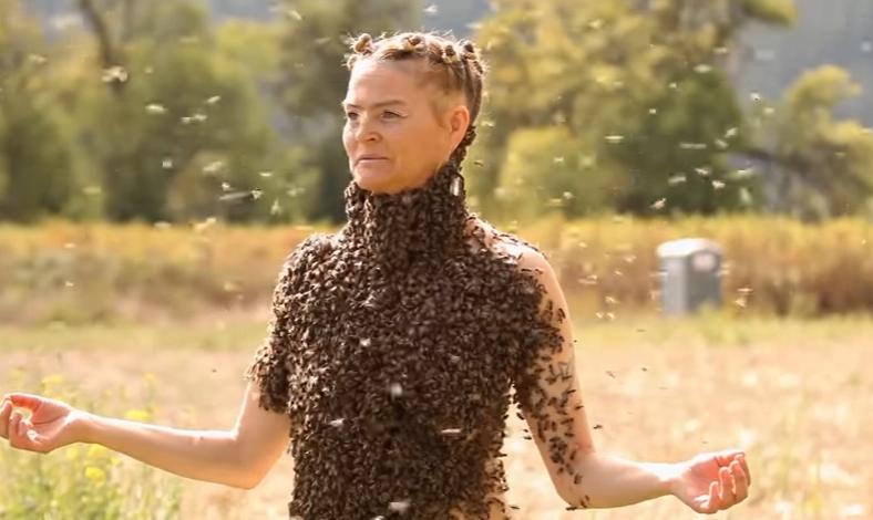 VIDEO! Cea mai curajoasă femeie din lume dansează cu 10.000 de albine pe ea. Niciuna nu o înțeapă