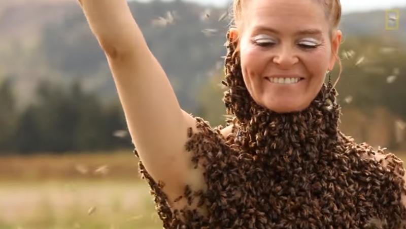 VIDEO! Cea mai curajoasă femeie din lume dansează cu 10.000 de albine pe ea. Niciuna nu o înțeapă