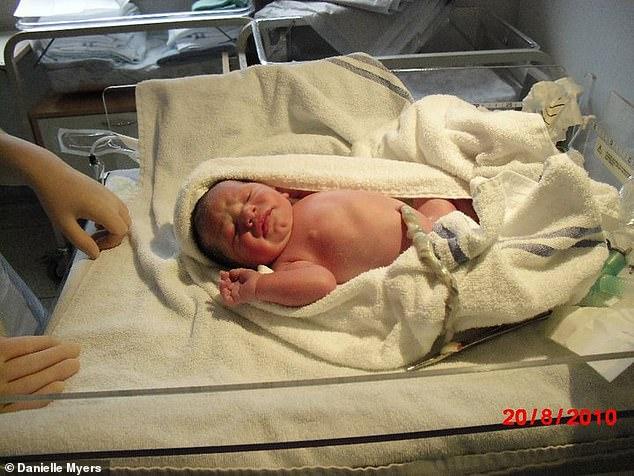 Băiatul care va rămâne, toată viața, bebeluș. Are opt ani și este singurul din lume diagnosticat cu această boală