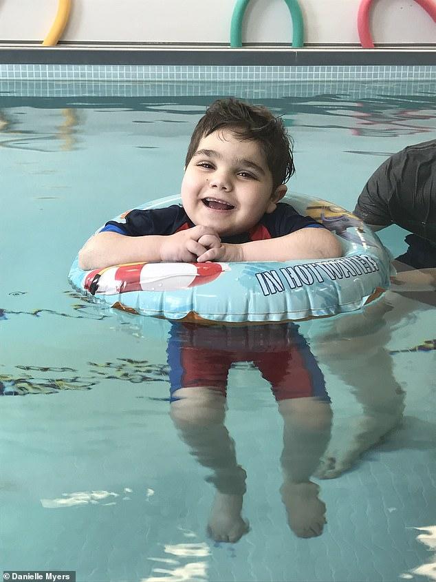 Băiatul care va rămâne, toată viața, bebeluș. Are opt ani și este singurul din lume diagnosticat cu această boală