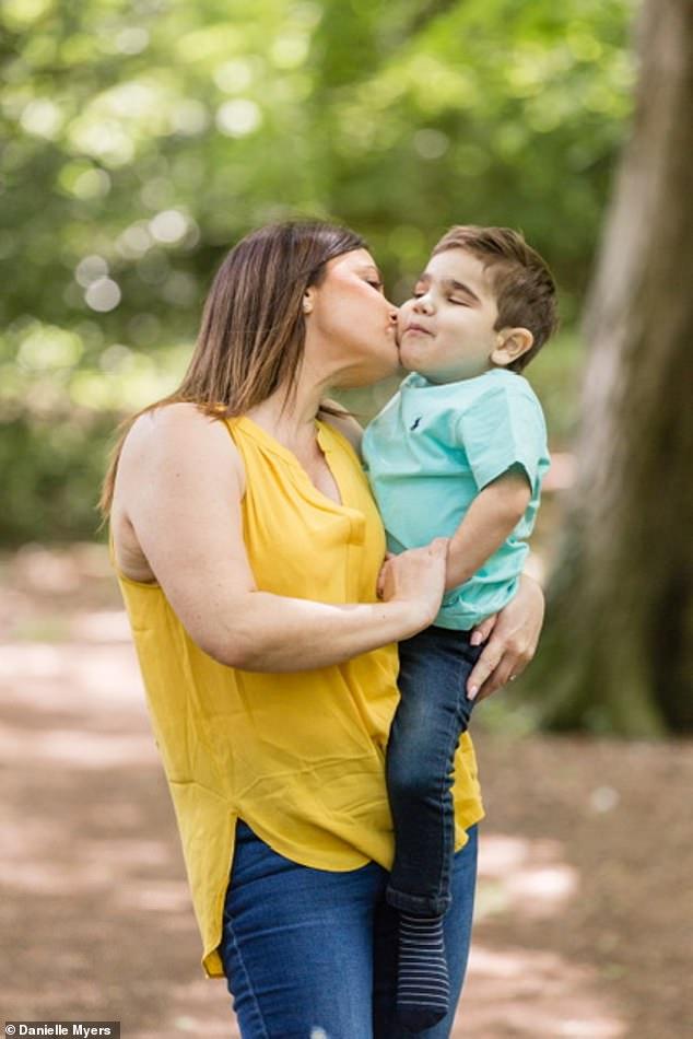 Băiatul care va rămâne, toată viața, bebeluș. Are opt ani și este singurul din lume diagnosticat cu această boală