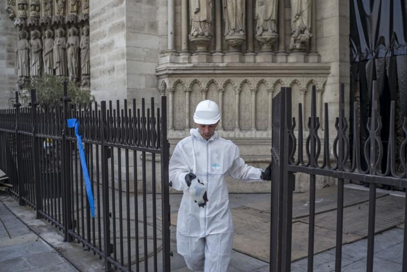 Lucrările de la Notre-Dame suspendate din cauza contaminării cu plumb
