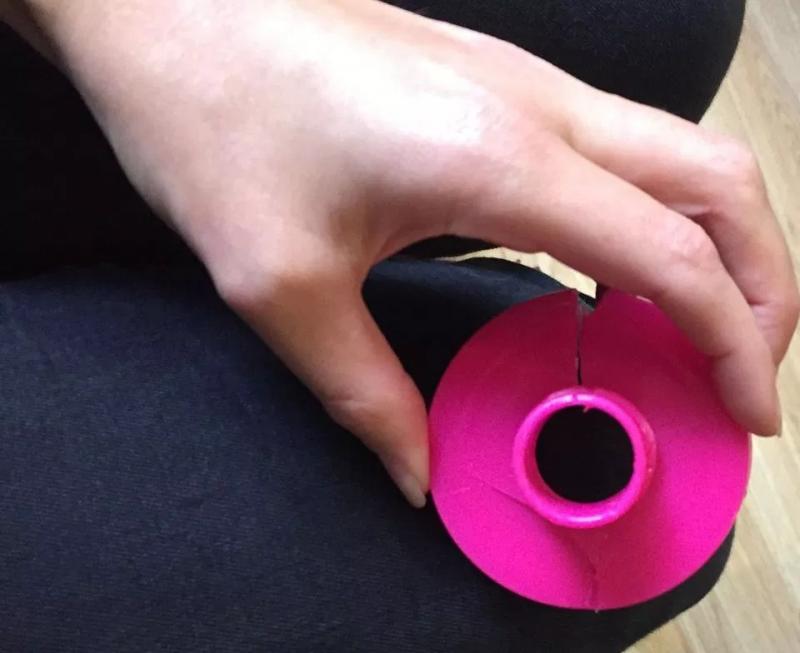 Un copil de șase ani la un pas de moarte după ce i-a rămas limba blocată într-o sticlă de apă. Zece doctori și patru specialiști i-au salvat viața