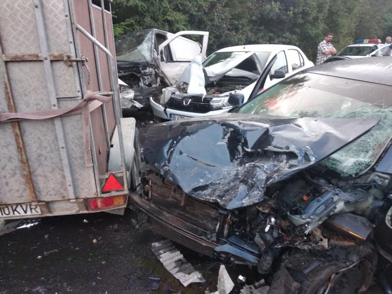 Accident mortal! O persoană a murit și alte două sunt rănite! Un microbuz și două mașini s-au ciocnit la Arad (FOTO)