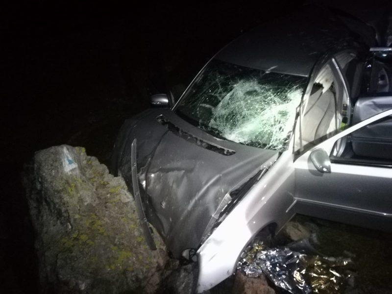 Accident cu cinci victime pe Transfăgărășan! Mașina a căzut 20 de metri în prăpastie (FOTO)