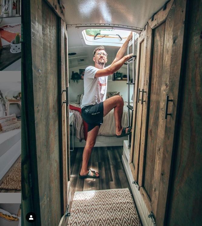 Și-au semnat demisiile, și-au luat câinii și au pornit în jurul lumii, într-un vechi autobuz școlar! Cum reușesc cei doi să își finanțeze aventura